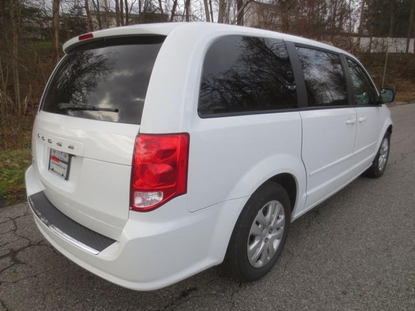 2016 White /Black Dodge Grand Caravan SE (2C4RDGBG5GR) with an 3.6 liter V-6 engine, Automatic transmission, located at 270 US Route 6, Mahopac, NY, 10541, (845) 621-0895, 41.349022, -73.755280 - Photo #3